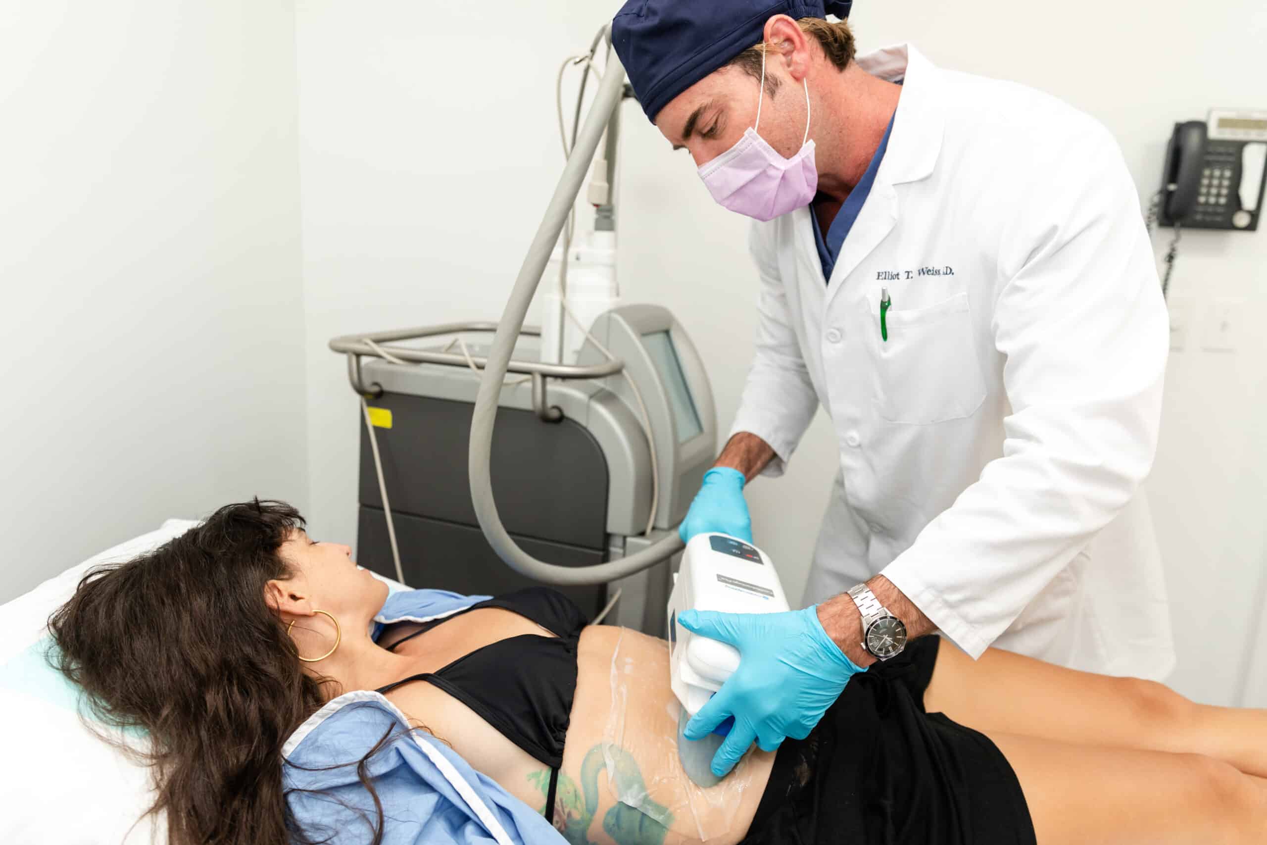coolsculpting-stubborn fat removal-NYC-NY patient undergoing a CoolSculpting treatment for body contouring in Southampton, NY