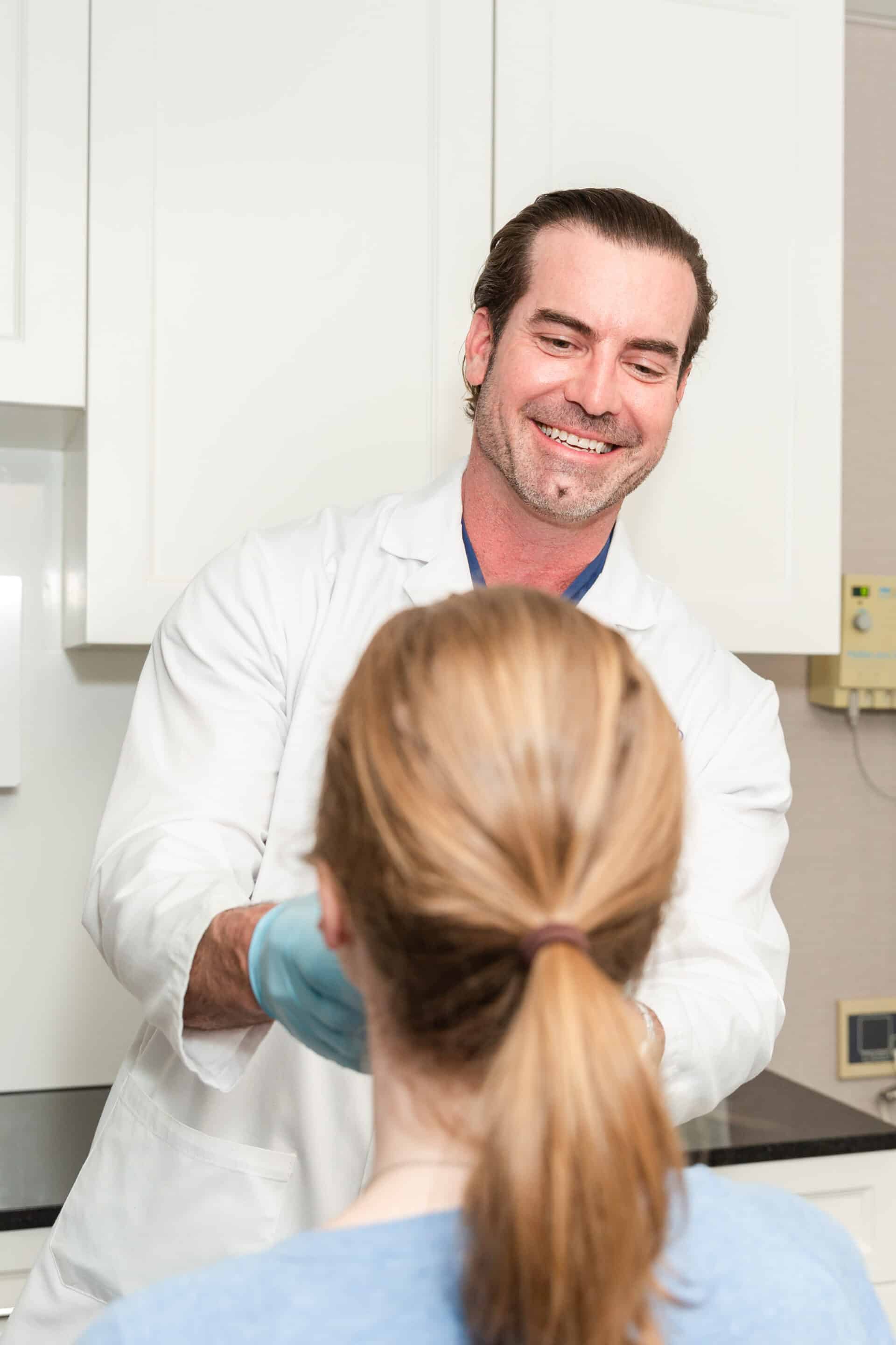 lssc-nyc-dermatologist-dr-weiss-consulting-with-patient-accure-laser laser acne treatment consultation in new york