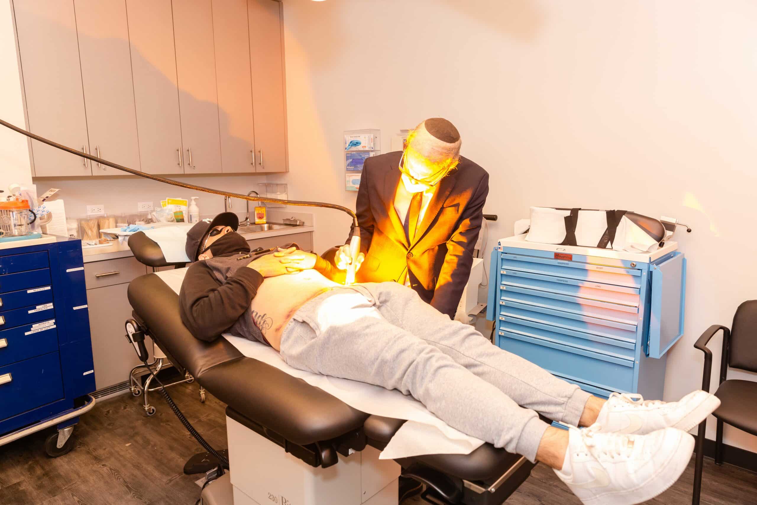 lsscny-nyc-laser-scar-treatment doctor performing laser scar treatment in New York City