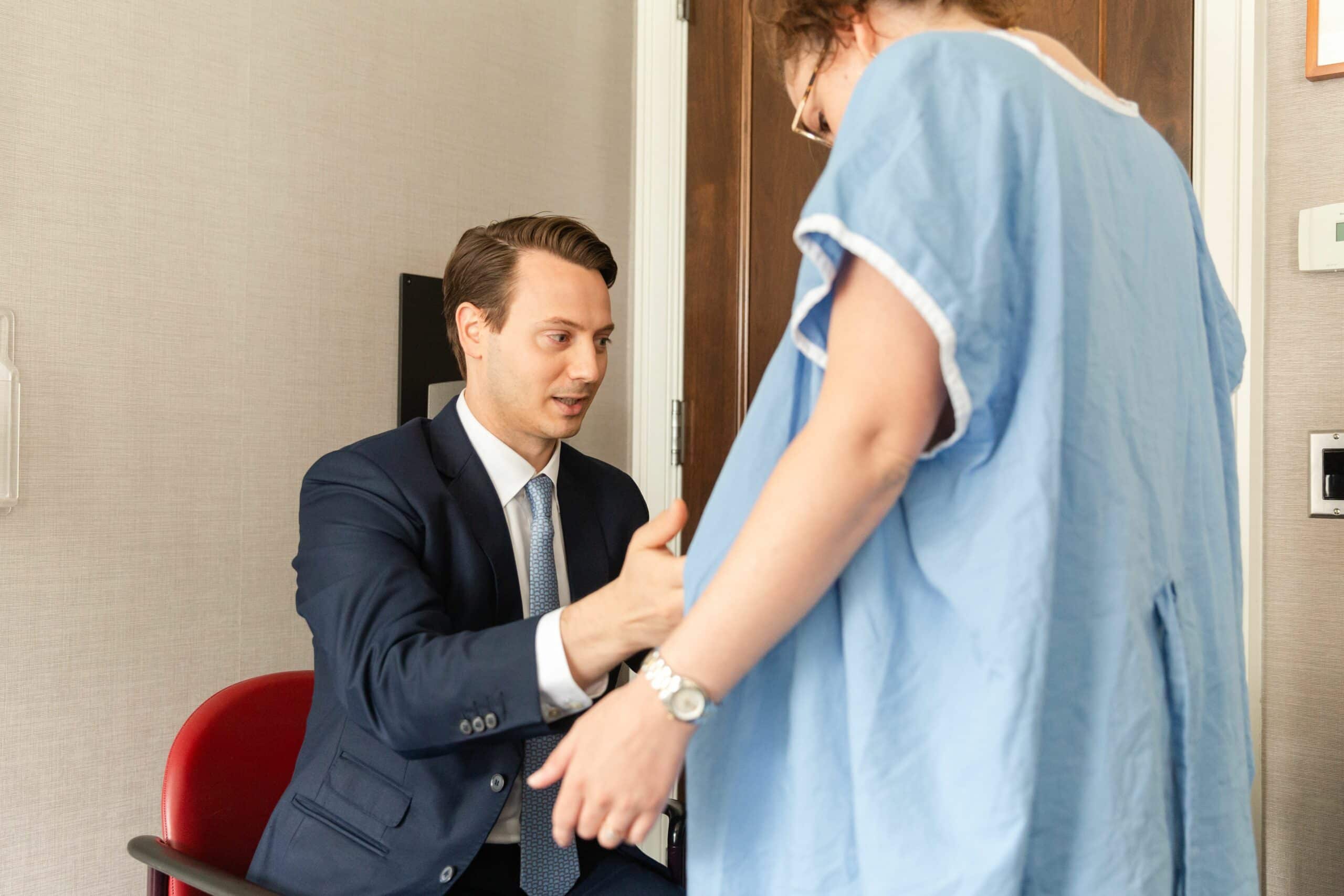 lsscny-nyc-stretch-mark-treatments doctor performing laser stretch mark removal treatment
